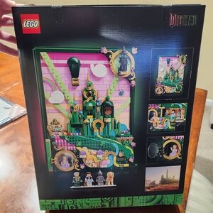 New LEGO Wicked Emerald City Set - Green and Pink